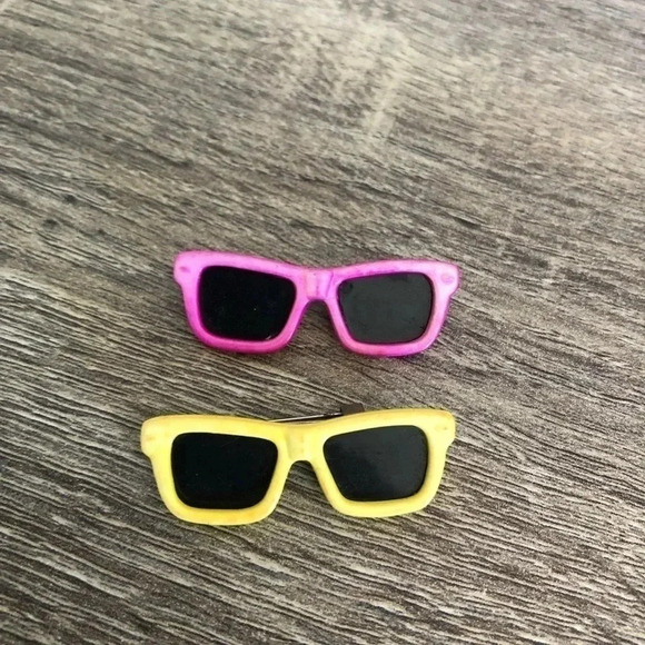 Vtg Pair of  Pins - Picture 1 of 10